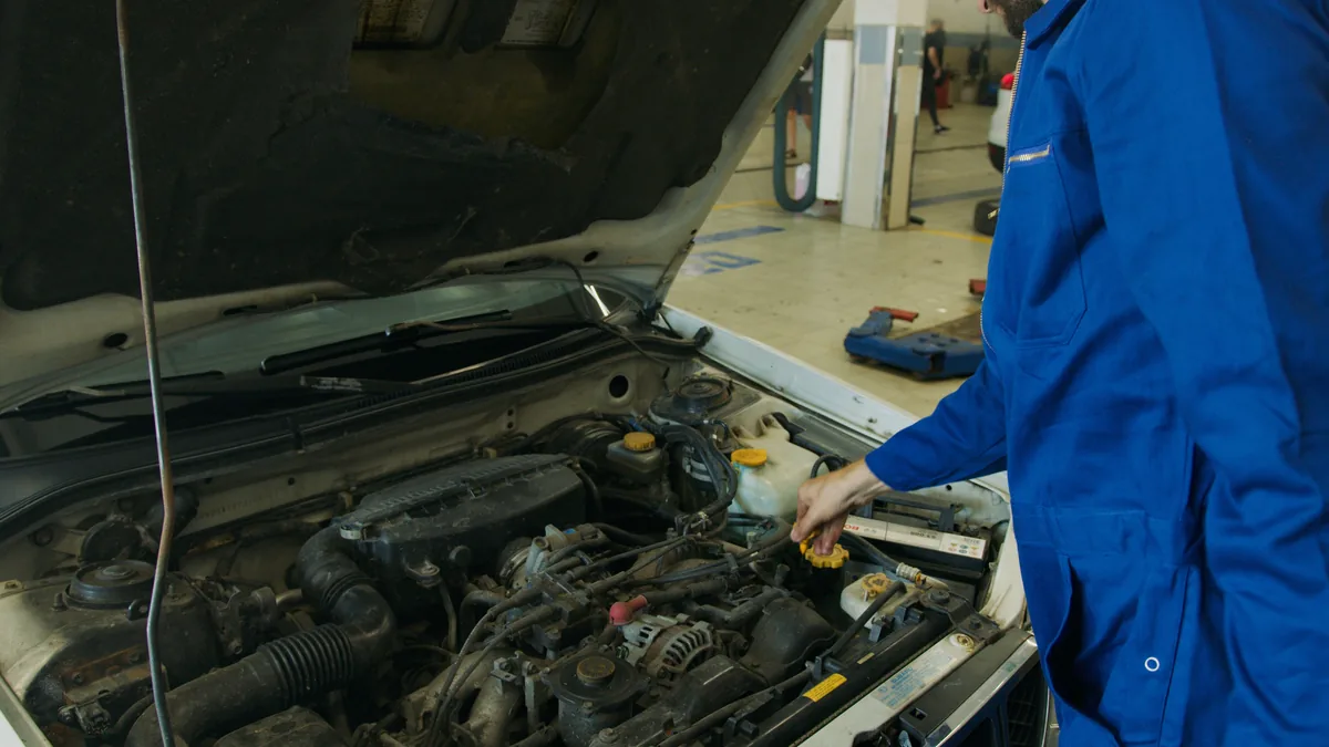 Mecánico revisando el motor de un vehículo