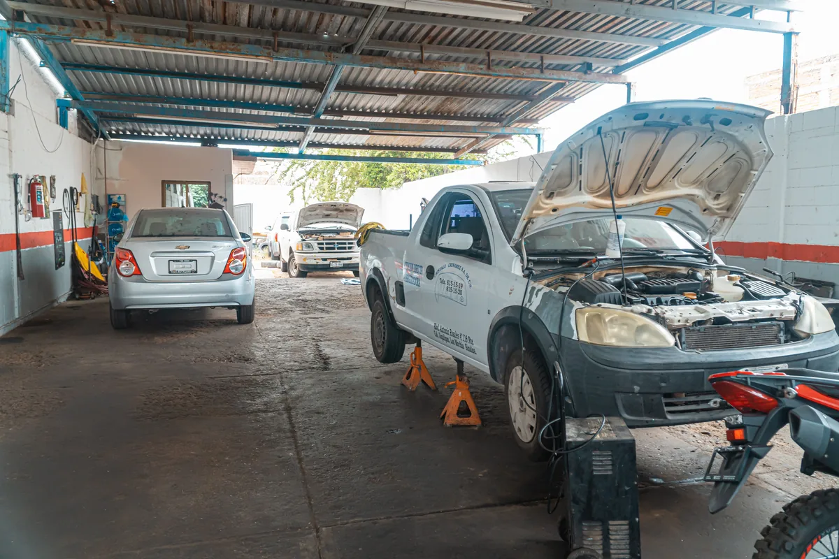Taller automotriz con vehículos en mantención